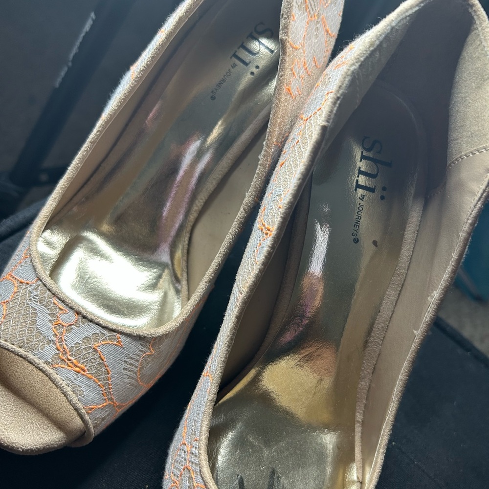 Nude peep toe with a laced pattern line in orange.